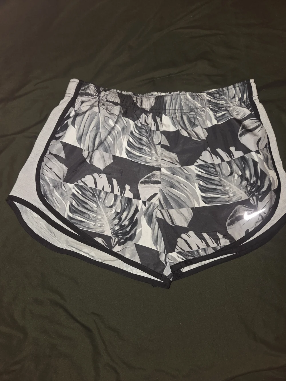 Nike Dri-FIT Womens Medium Running Shorts Black White Tropical Leaf Print - Picture 7 of 7